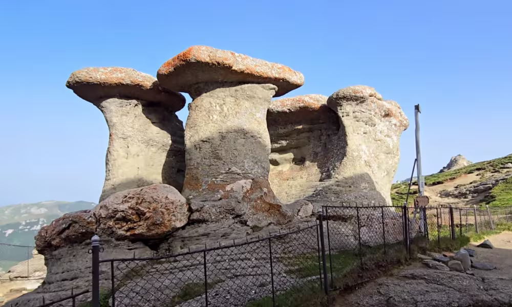 Babele monument din piatra aflat la 2 300 m altitudine Babele monument din piatra aflat la 2 300 m altitudine