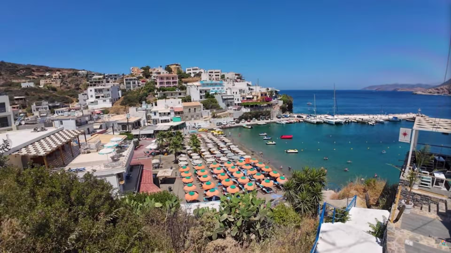 Bali mic sat pescaresc cu un mic golf cu apa cristalina