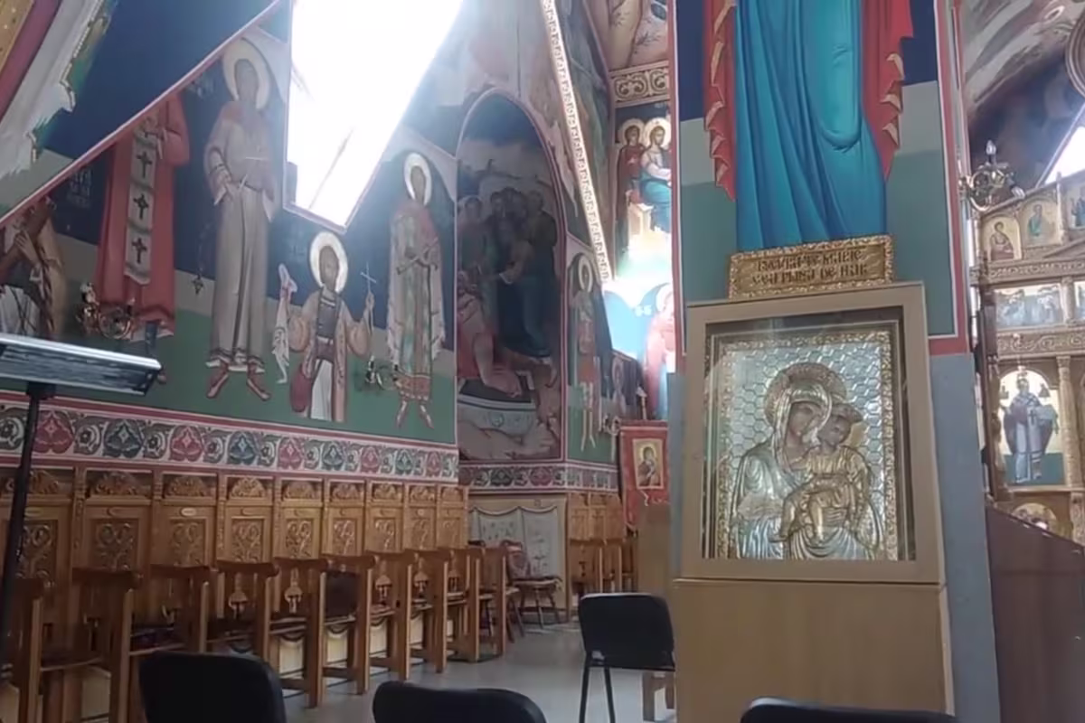 Biserica Sf. Imparati Constantin si Elena predeal. Biserica Sf. Imparati Constantin si Elena predeal interiorul pictat cu fresce si icoane