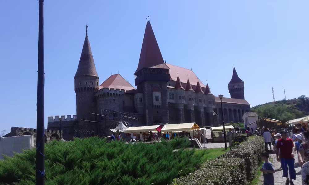 Castelul Corvinilor Hunedoara istorie, mestesugari, obiecte din lut si privelisti frumoase Castelul Corvinilor Hunedoara istorie, mestesugari, obiecte din lut si privelisti frumoase