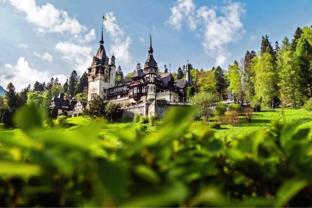 Castelul Peles unul dintre cele mai frumoase castele din Europa, cu interioare spectaculoase si o colectie impresionanta de arta Castelul Peles unul dintre cele mai frumoase castele din Europa, cu interioare spectaculoase si o colectie impresionanta de arta