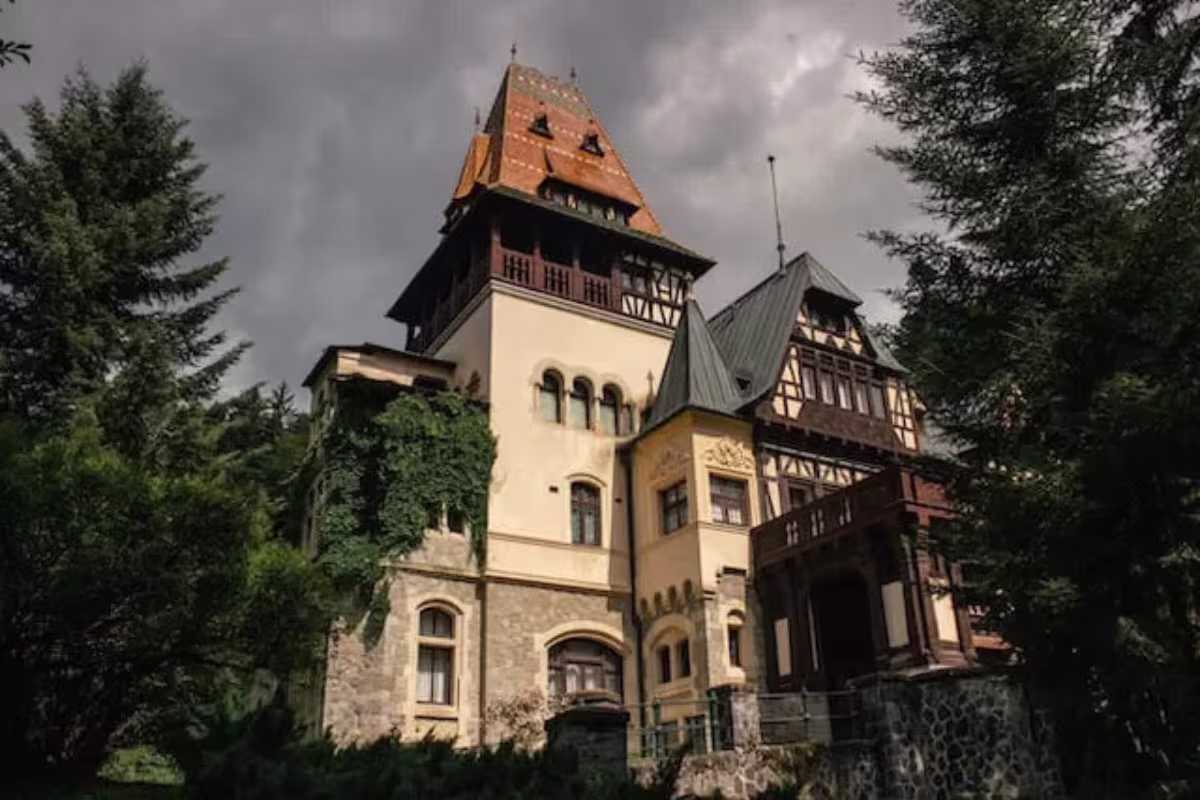 Castelul Pelisor construit pentru familia regala, cu interioare Art Nouveau Castelul Pelisor construit pentru familia regala, cu interioare Art Nouveau