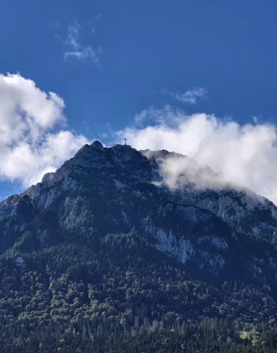 Crucea de pe Caraiman un monument al eroilor aflat pe varf de munte Crucea de pe Caraiman un monument al eroilor aflat pe varf de munte