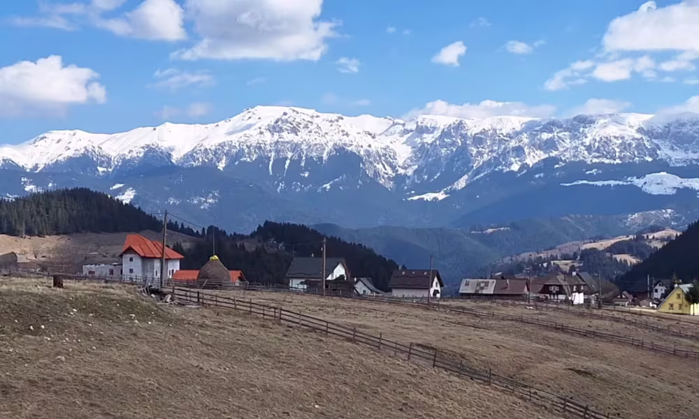 Fundata ofera unele dintre cele mai spectaculoase privelisti montane Fundata ofera unele dintre cele mai spectaculoase privelisti montane