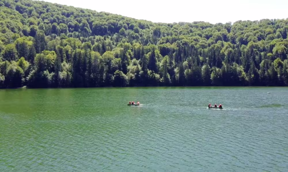 Lacul Sfanta Ana perfect pentru plimbari cu barca si relaxare la munte Lacul Sfanta Ana perfect pentru plimbari cu barca si relaxare la munte