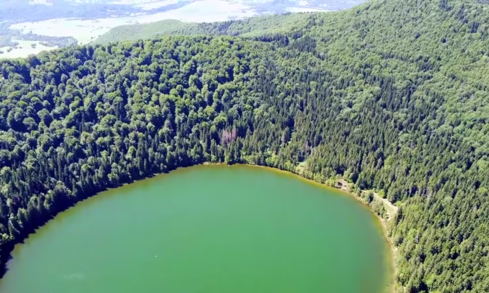 Lacul Sfanta Ana singurul lac vulcanic din Romania Lacul Sfanta Ana singurul lac vulcanic din Romania