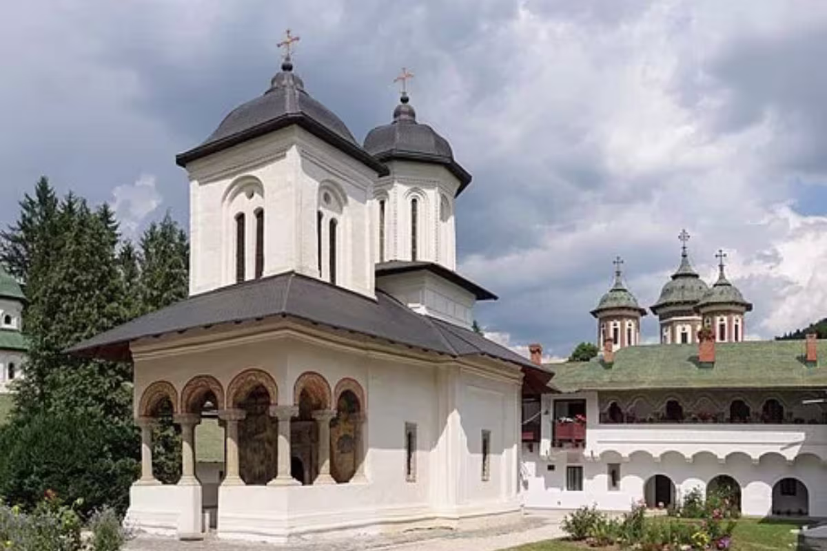 Manastirea Sinaia lacas vechi care a dat numele statiunii. Manastirea Sinaia lacas vechi care a dat numele statiunii.