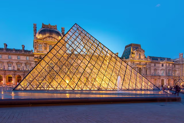 Muzeul Louvre și piramida iluminată noaptea, un loc de neratat în Paris Muzeul Louvre și piramida iluminată noaptea, un loc de neratat în Paris