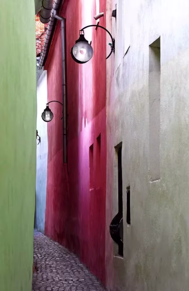 Strada Sforii Brasov una dintre cele mai inguste strazi din Europa Strada Sforii Brasov una dintre cele mai inguste strazi din Europa