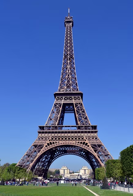 Turnul Eiffel iluminat la apus, simbol iconic pentru un city break la Paris Turnul Eiffel iluminat la apus, simbol iconic pentru un city break la Paris
