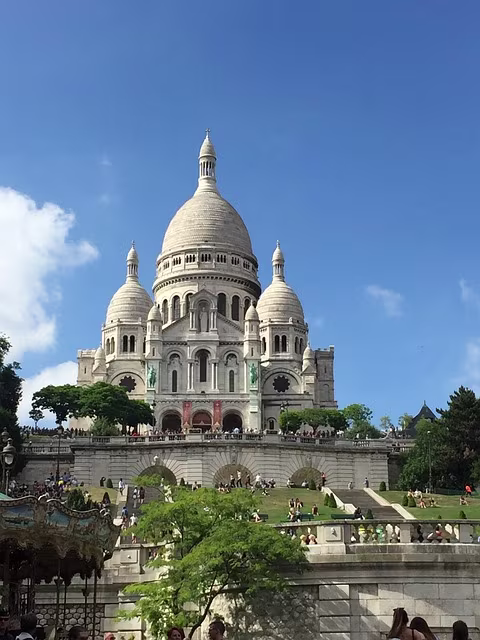 Vedere panoramică a Parisului de pe dealul Montmartre, cu Sacré-Cœur în prim-plan. Vedere panoramică a Parisului de pe dealul Montmartre, cu Sacré-Cœur în prim-plan.