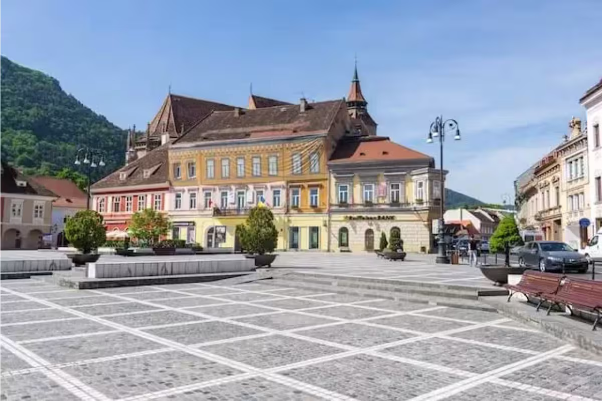 piata sfatului Brasov centrul vechi cu o atmosfera medievala piata sfatului Brasov centrul vechi cu o atmosfera medievala